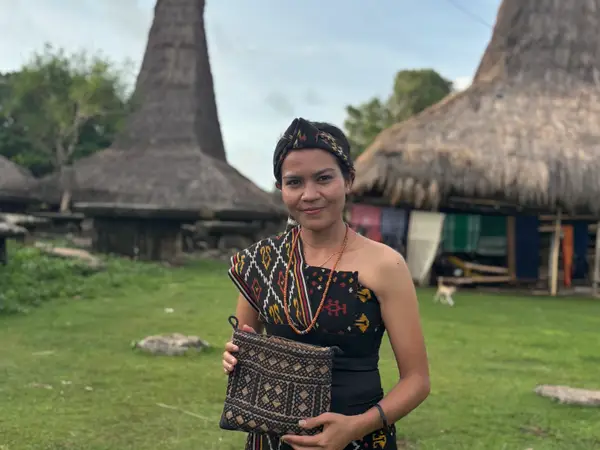 Kubur batu megalitik di Kampung Adat Ratenggaro