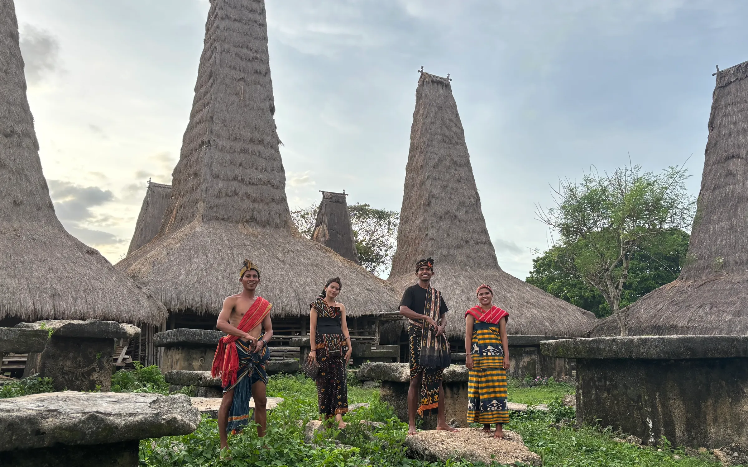 Pemandangan Kampung Adat Ratenggaro dengan rumah adat dan kubur batu megalitik di pesisir Sumba